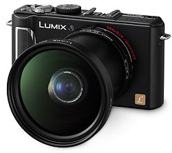 Foto der Lumix LX3 mit Weitwinkelkonverter DMW-LW46