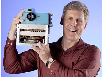 Porträt Steven J. Sasson mit Digitalkamera-Prototypen