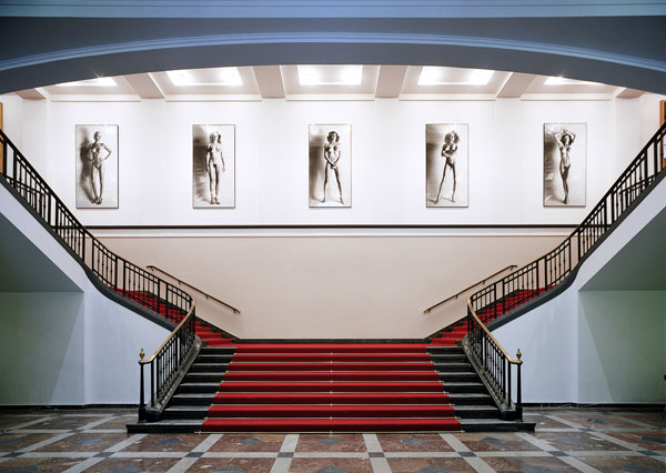 Foto vom Foyer der Helmut Newton Foundation