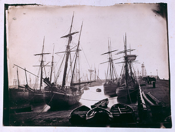 Foto John Inskip, Segelschiffe im Hafen von Scarborough