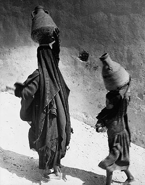 Foto von Hannes Kilian; Frauen bei Luxor, Ägypten 1956