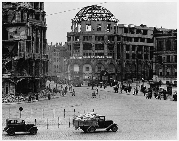 Foto von Hannes Kilian; Ruine Haus Vaterland, Potsdamer Platz, Ostberlin 1949