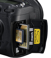 Foto vom Doppel-Speicherkartenfach der D300s von Nikon