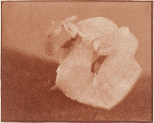Foto Heinrich Kühn: Tonwertstudie (Edeltrude am Hang), um 1907; Gummidruck