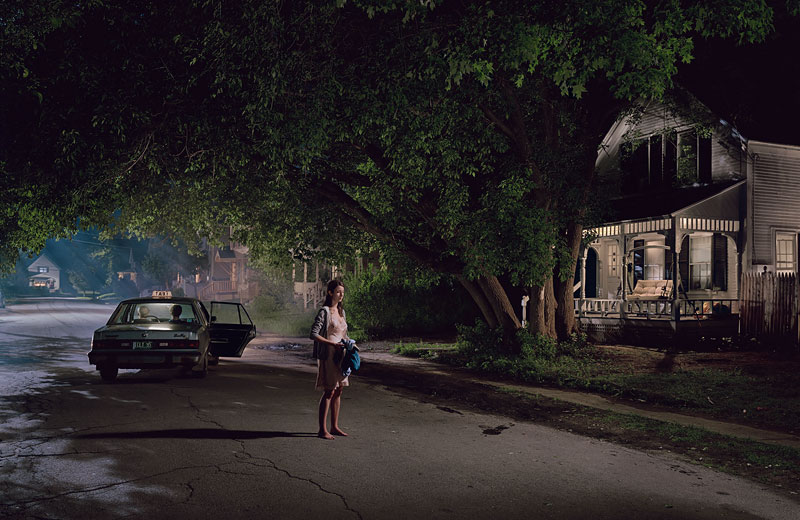 Foto Gregory Crewdson: Untitled (Maple Street), ‘Beneath the Roses’, 2004