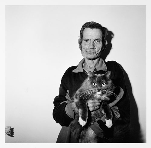 Foto Roger Ballen: Man holding cat, 1995