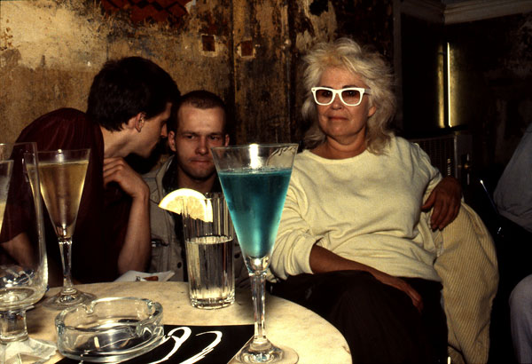 Foto Nan Goldin: Bea with the blue drink, O-Bar, West-Berlin 1984