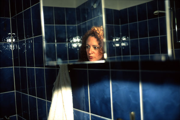 Foto Nan Goldin: Self-Portait in my Blue Bathroom, Berlin 1991