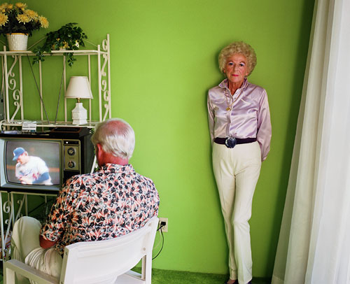 Foto Larry Sultan: My Mother Posing for me. Aus der Serie Pictures from Home, 1984