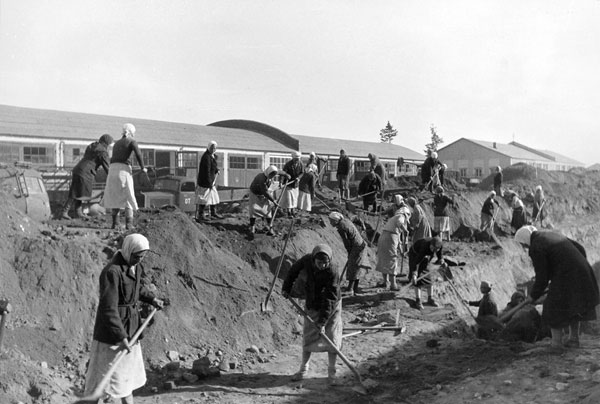 Foto Zwangsarbeiterinnen auf dem Gelände des Daimler-Werkes in Minsk, September 1942. Quelle: Mercedes-Benz Classic, Archive, Stuttgart