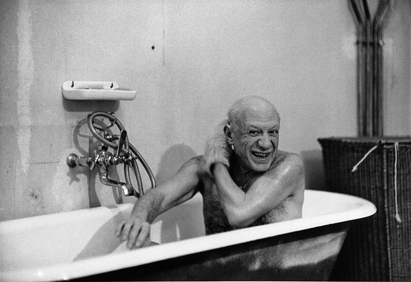 Foto David Douglas Duncan, Pablo Picasso in der Badewanne am ersten Tag seiner Bekanntschaft mit David Douglas Duncan, Cannes 1956