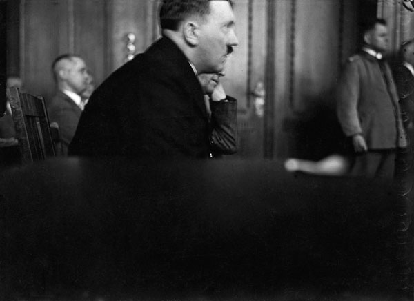 Foto Leo Rosenthal: Adolf Hitler als Zeuge im Edenpalast Prozess, 1931