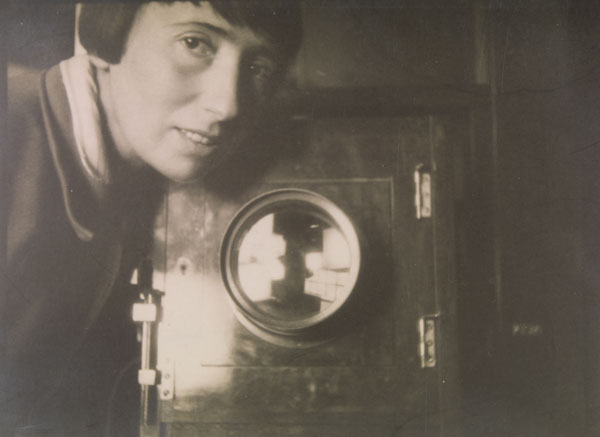 Foto Annie Schulz: Trude Fleischmann im Atelier, Wien 1929