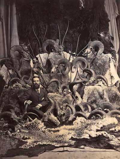 Foto John Burke, Mann mit Jagdtrophäen, um 1880