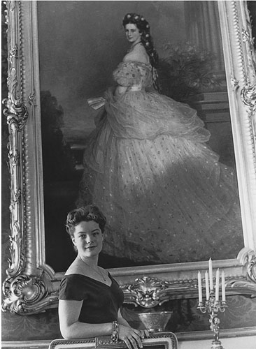 Romy Schneider in der Wiener Hofburg vor einem Bildnis der Kaiserin Elisabeth von Österreich, 1958