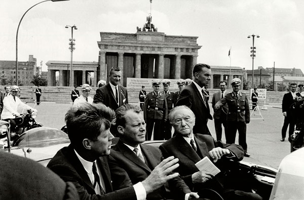 Foto Will Mcbride, Kennedy, Brandt und Adenauer verlassen das Brandenburger Tor, Berlin, 26.06.1963