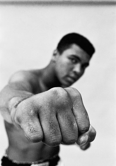 Foto Thomas Hoepker, Muhammad Ali Showing Off His Right Fist, Chicago, 1966