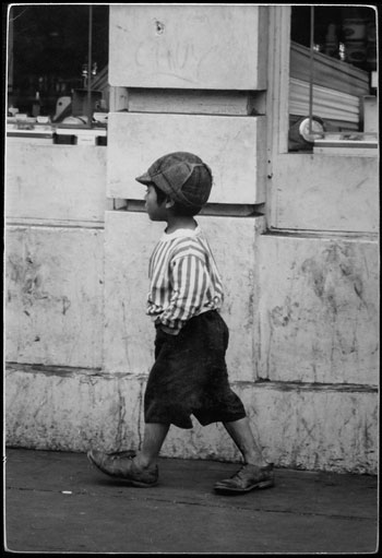 Foto Dennis Hopper, Boy Walking in Mexico, 1961-67
