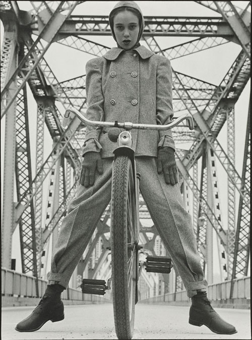 Das Modell Beth Wilson an der Rip Van Winkle Bridge am Hudson, New York 1946
