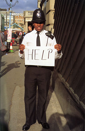 Foto Gillian Wearing, HELP, 1992-93
