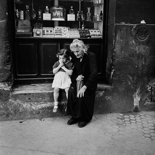 Foto Bill Perlmutter, Grandmother and Child, Spain, 1956