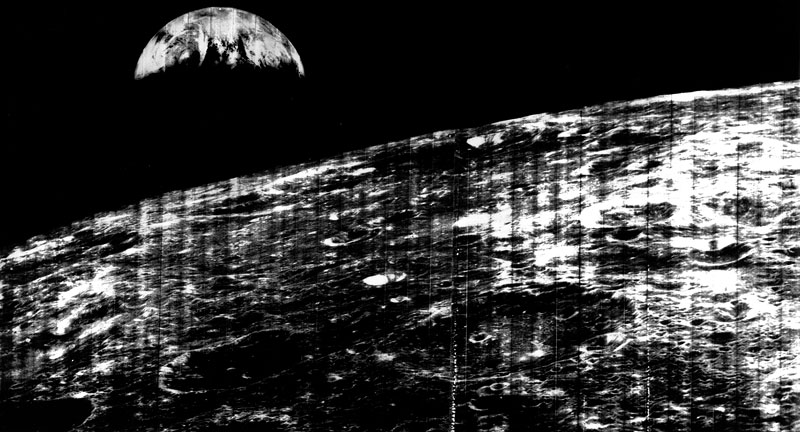 Foto Lunar Orbiter fotografiert erstmals die Erde aus der Nähe des Mondes (23. August 1966)