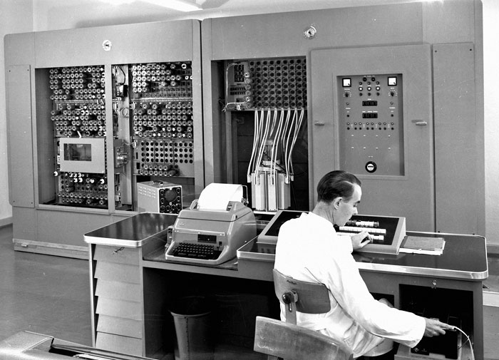 Foto Erster Einsatz von Computern (Zuse Z 22) zur Berechnung der Objektive (1956)