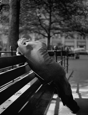 Foto Fred Stein, Mann auf Bank, New York 1941