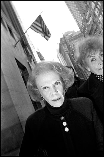 Foto Bruce Gilden, Woman walking 5th Avenue, New York City, 1992