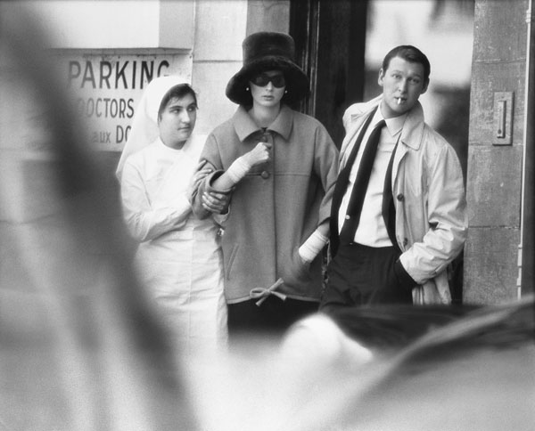 Foto Richard Avedon, Suzy Parker and Mike Nichols, coat by Saint Laurent, The American Hospital, Paris, July 31, 1962
