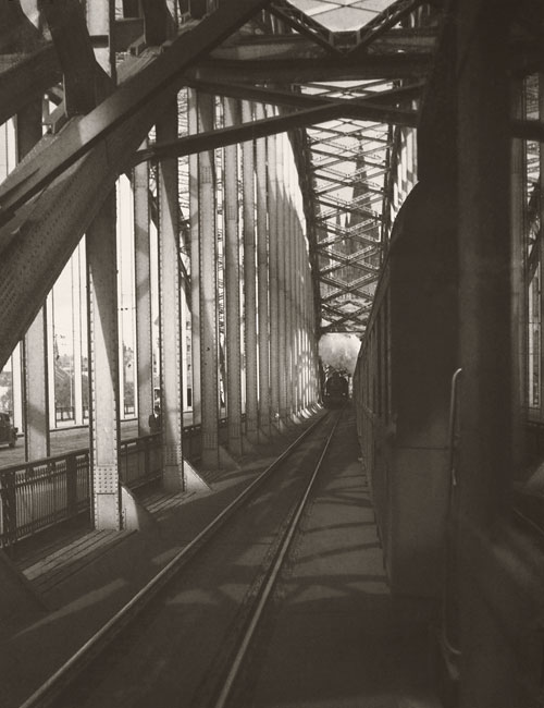 Foto August Sander, Zugverkehr auf der Hohenzollernbrücke, 1938