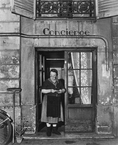 Foto Robert Doisneau, Concierge mit Brille, Rue Jacob, Paris, 1945
