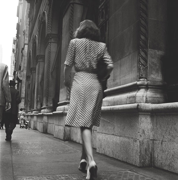 Foto Stanley Kubrick, Street Conversations – Woman walking down the street, 1946