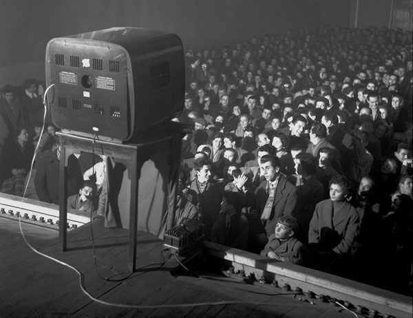 Foto Giancolombo, Il Cinema interrompe la proiezione per „Lascia o raddoppia“, Carpi, Emilia Romagna 1956