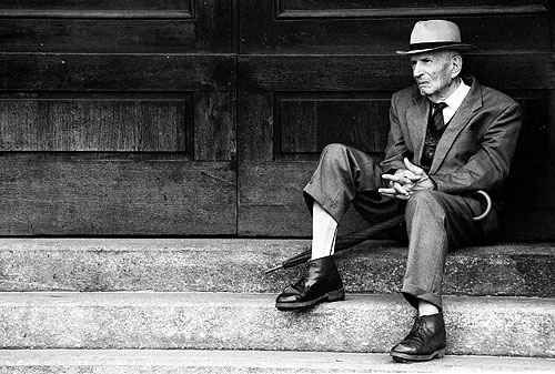 Foto José Cura, Alter Mann auf dem Platz vor der Scala