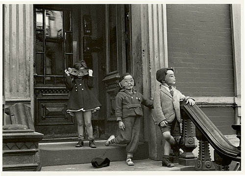 Foto von Helen Levitt, New York 1940, 35,4 x 27,9 cm, Silbergelatine Baryt