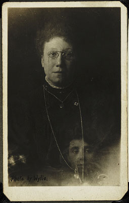 Mrs Bentley und der Geist ihrer verstorbenen Schwester; Foto William Hope