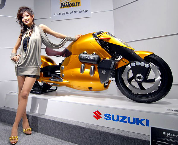 Foto des Nikon-Standes mit Motorrad und Mädchen