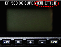 Foto der Rückseite des EF-500 DG SUPER EO-ETTL II; Beispielillustration von Sigma