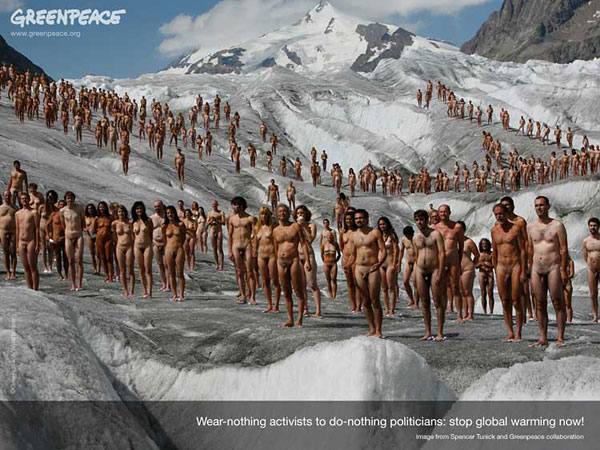 Spencer Tunick und Greenpeace; Aktion auf dem Schweizer Aletsch-Gletscher gegen die globale Erwärmung; © der Künstler
