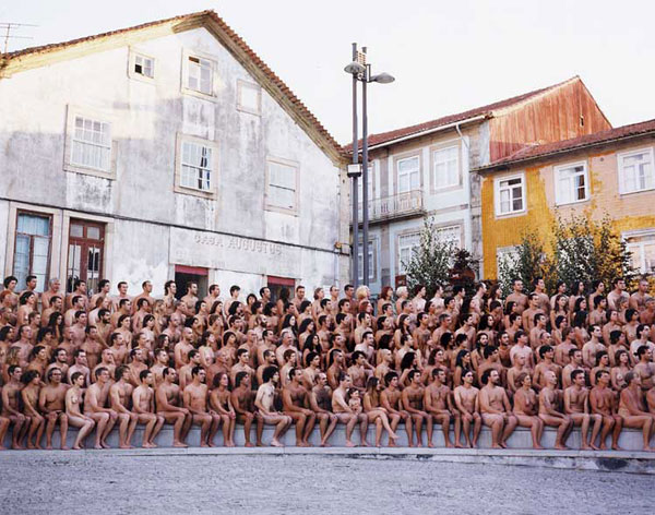 Spencer Tunick; Portugal 2 (Santa Maria da Freira), 2003; © der Künstler