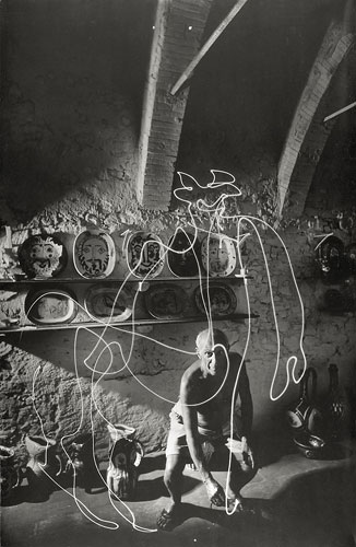 Foto Gjon Mili: Picasso Drawing a Centaur With Light, Madoura Pottery Vallauris, France, 1949