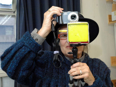 Elizabeth Goldring mit der von ihr entwickelten Kamera. Foto Donna Coveney