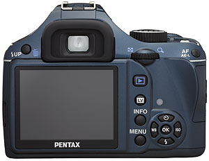 Foto der Rückseite der K-x von Pentax in blau
