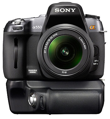Foto der alpha 550 von Sony mit Handgriff VG-B50AM