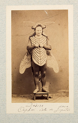 Foto Anonym: Der Schauspieler Désiré als Jupiter, der sich in eine Fliege verwandelt hat, Paris, um 1865