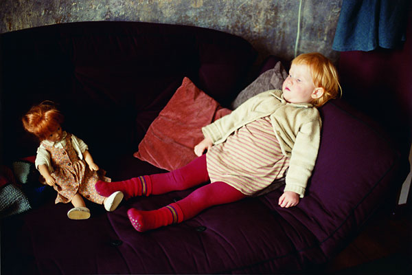 Foto Eva Bertram: Kind und Puppe auf Sofa