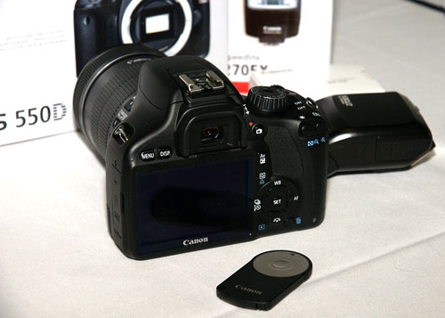 Foto der EOS 550D von Canon bei der Präsentation; Rückseite und RC-6