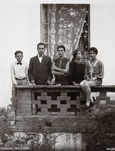 Foto Guillermo Kahlo: Frida Kahlo mit Freunden, 1926