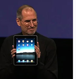 Steve Jobs mit dem iPad; Foto Apple